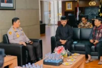 Pertemuan Kapolda Sumbar Irjen Pol Djati Wiyoto Abadhy dan Ketua LKAAM Sumbar Fauzi Bahar Dt Nan Sati.(poto: padangkita.com).