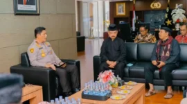 Pertemuan Kapolda Sumbar Irjen Pol Djati Wiyoto Abadhy dan Ketua LKAAM Sumbar Fauzi Bahar Dt Nan Sati.(poto: padangkita.com).