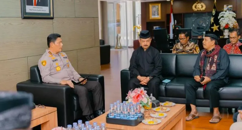Pertemuan Kapolda Sumbar Irjen Pol Djati Wiyoto Abadhy dan Ketua LKAAM Sumbar Fauzi Bahar Dt Nan Sati.(poto: padangkita.com).
