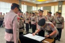  Irjen Pol. Djati Wiyoto Abadhy, memimpin upacara serah terima jabatan (Sertijab) sejumlah Pejabat Utama (PJU) dan Kapolres di Ruang Jenderal Soekanto, Lantai IV Mapolda Sumbar, Selasa (28/7/2026).(poto: padangkita.com).