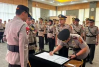  Irjen Pol. Djati Wiyoto Abadhy, memimpin upacara serah terima jabatan (Sertijab) sejumlah Pejabat Utama (PJU) dan Kapolres di Ruang Jenderal Soekanto, Lantai IV Mapolda Sumbar, Selasa (28/7/2026).(poto: padangkita.com).