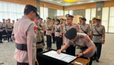  Irjen Pol. Djati Wiyoto Abadhy, memimpin upacara serah terima jabatan (Sertijab) sejumlah Pejabat Utama (PJU) dan Kapolres di Ruang Jenderal Soekanto, Lantai IV Mapolda Sumbar, Selasa (28/7/2026).(poto: padangkita.com).