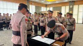  Irjen Pol. Djati Wiyoto Abadhy, memimpin upacara serah terima jabatan (Sertijab) sejumlah Pejabat Utama (PJU) dan Kapolres di Ruang Jenderal Soekanto, Lantai IV Mapolda Sumbar, Selasa (28/7/2026).(poto: padangkita.com).