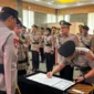  Irjen Pol. Djati Wiyoto Abadhy, memimpin upacara serah terima jabatan (Sertijab) sejumlah Pejabat Utama (PJU) dan Kapolres di Ruang Jenderal Soekanto, Lantai IV Mapolda Sumbar, Selasa (28/7/2026).(poto: padangkita.com).