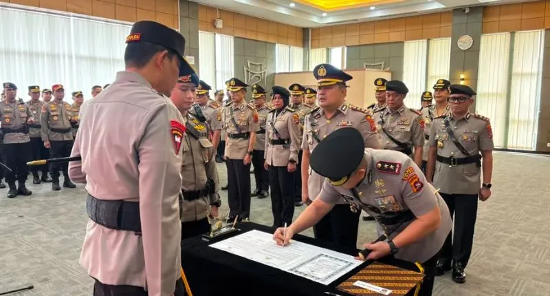  Irjen Pol. Djati Wiyoto Abadhy, memimpin upacara serah terima jabatan (Sertijab) sejumlah Pejabat Utama (PJU) dan Kapolres di Ruang Jenderal Soekanto, Lantai IV Mapolda Sumbar, Selasa (28/7/2026).(poto: padangkita.com).