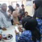 Petugas Dinas Kependudukan dan Pencatatan Sipil (Disdukcapil) Kota Padang memberikan pelayanan administrasi kependudukan kepada warga di loket pelayanan.(poto: koranpadang.com)