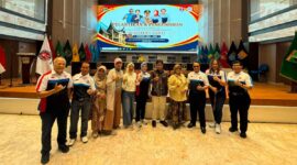 Ketua Umum Pengurus Pusat Mantan Atlet Voli Indonesia (MAVI) Wiji Hastuti melantik pengurus MAVI Korwil Sumatera Barat periode 2026–2030.(poto: radarsumbar.com).
