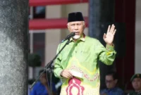 Gubernur Sumbar Mahyeldi Ansharullah saat melepas Pawai Parade Kendaraan dalam rangka Peringatan Hari Anti-Narkotika Internasional (HANI) Tahun 2026.(poto: padangkita.com).