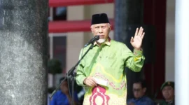 Gubernur Sumbar Mahyeldi Ansharullah saat melepas Pawai Parade Kendaraan dalam rangka Peringatan Hari Anti-Narkotika Internasional (HANI) Tahun 2026.(poto: padangkita.com).