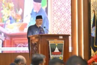 Gubernur Sumbar Mahyeldi Ansharullah dalam Rapat Paripurna, di Ruang Rapat Utama DPRD Sumbar, Senin (20/7/2026).(poto: padangkita.com).