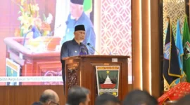 Gubernur Sumbar Mahyeldi Ansharullah dalam Rapat Paripurna, di Ruang Rapat Utama DPRD Sumbar, Senin (20/7/2026).(poto: padangkita.com).