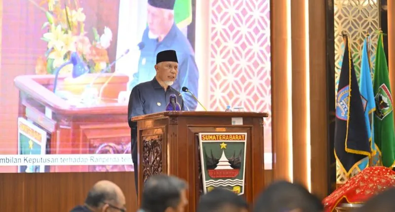 Gubernur Sumbar Mahyeldi Ansharullah dalam Rapat Paripurna, di Ruang Rapat Utama DPRD Sumbar, Senin (20/7/2026).(poto: padangkita.com).