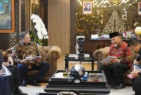 Mahyeldi Ansharullah bersama sejumlah pejabat Pemprov Sumbar melakukan audiensi dengan Menteri Koordinator Bidang Perekonomian, Airlangga Hartarto, di Gedung Ali Wardhana.(poto: padangkita.com).