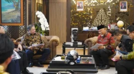 Mahyeldi Ansharullah bersama sejumlah pejabat Pemprov Sumbar melakukan audiensi dengan Menteri Koordinator Bidang Perekonomian, Airlangga Hartarto, di Gedung Ali Wardhana.(poto: padangkita.com).