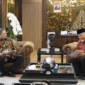 Mahyeldi Ansharullah bersama sejumlah pejabat Pemprov Sumbar melakukan audiensi dengan Menteri Koordinator Bidang Perekonomian, Airlangga Hartarto, di Gedung Ali Wardhana.(poto: padangkita.com).