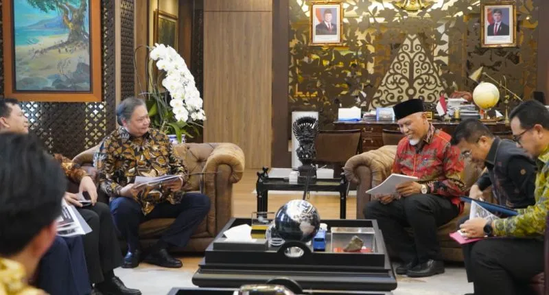 Mahyeldi Ansharullah bersama sejumlah pejabat Pemprov Sumbar melakukan audiensi dengan Menteri Koordinator Bidang Perekonomian, Airlangga Hartarto, di Gedung Ali Wardhana.(poto: padangkita.com).