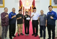 Gubernur Sumbar Mahyeldi Ansharullah menerima audiensi perwakilan atlet bersama Pengurus Besar Federasi Olahraga Karate-Do Indonesia (PB FORKI) di Istana Gubernur, Minggu (19/7/2026). (poto: padangkita.com).