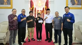Gubernur Sumbar Mahyeldi Ansharullah menerima audiensi perwakilan atlet bersama Pengurus Besar Federasi Olahraga Karate-Do Indonesia (PB FORKI) di Istana Gubernur, Minggu (19/7/2026). (poto: padangkita.com).