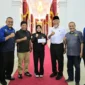 Gubernur Sumbar Mahyeldi Ansharullah menerima audiensi perwakilan atlet bersama Pengurus Besar Federasi Olahraga Karate-Do Indonesia (PB FORKI) di Istana Gubernur, Minggu (19/7/2026). (poto: padangkita.com).