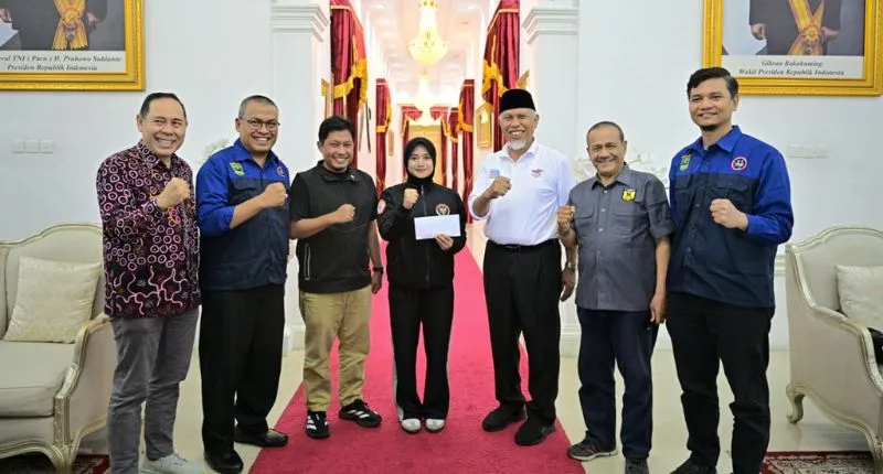 Gubernur Sumbar Mahyeldi Ansharullah menerima audiensi perwakilan atlet bersama Pengurus Besar Federasi Olahraga Karate-Do Indonesia (PB FORKI) di Istana Gubernur, Minggu (19/7/2026). (poto: padangkita.com).