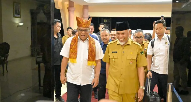 Mahyeldi Ansharullah menyambut kedatangan Menteri Lingkungan Hidup, Moh. Jumhur Hidayat, di Ruang VIP Bandara Internasional Minangkabau (BIM), Senin (13/7/2026).(poto:  padangkita.com).