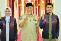 Gubernur Sumbar Mahyeldi Ansharullah diapit dua calon Paskibraka Nasional utusan Sumbar, Ahmad Alfatih (SMA Negeri Agam Cendekia) dan Ulya Kireina Halim (SMA Negeri 2 Padang Panjang).( poto; padangkita.com).