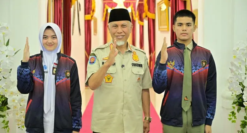 Gubernur Sumbar Mahyeldi Ansharullah diapit dua calon Paskibraka Nasional utusan Sumbar, Ahmad Alfatih (SMA Negeri Agam Cendekia) dan Ulya Kireina Halim (SMA Negeri 2 Padang Panjang).( poto; padangkita.com).