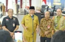 Gubernur Sumbar Mahyeldi Ansharullah bersama pejabat kementerian menjelaskan tentang penggunaan tambahan dana Transfer ke Daerah (TKD) untuk rehabilitasi pascabencana.(poto: padangkita.com).