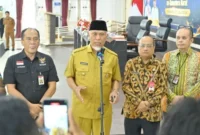 Gubernur Sumbar Mahyeldi Ansharullah bersama pejabat kementerian menjelaskan tentang penggunaan tambahan dana Transfer ke Daerah (TKD) untuk rehabilitasi pascabencana.(poto: padangkita.com).