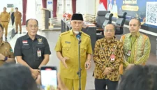 Gubernur Sumbar Mahyeldi Ansharullah bersama pejabat kementerian menjelaskan tentang penggunaan tambahan dana Transfer ke Daerah (TKD) untuk rehabilitasi pascabencana.(poto: padangkita.com).