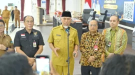 Gubernur Sumbar Mahyeldi Ansharullah bersama pejabat kementerian menjelaskan tentang penggunaan tambahan dana Transfer ke Daerah (TKD) untuk rehabilitasi pascabencana.(poto: padangkita.com).