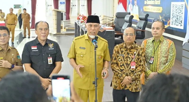 Gubernur Sumbar Mahyeldi Ansharullah bersama pejabat kementerian menjelaskan tentang penggunaan tambahan dana Transfer ke Daerah (TKD) untuk rehabilitasi pascabencana.(poto: padangkita.com).