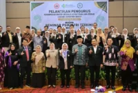 Gubernur Sumbar Mahyeldi Ansharullah bersama Pengurus Perhimpunan Dokter Spesialis Kedokteran Jiwa Indonesia (PDSKJI) Cabang Sumbar periode 2025–2028.(poto: padangkita.com).
