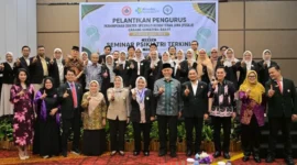 Gubernur Sumbar Mahyeldi Ansharullah bersama Pengurus Perhimpunan Dokter Spesialis Kedokteran Jiwa Indonesia (PDSKJI) Cabang Sumbar periode 2025–2028.(poto: padangkita.com).