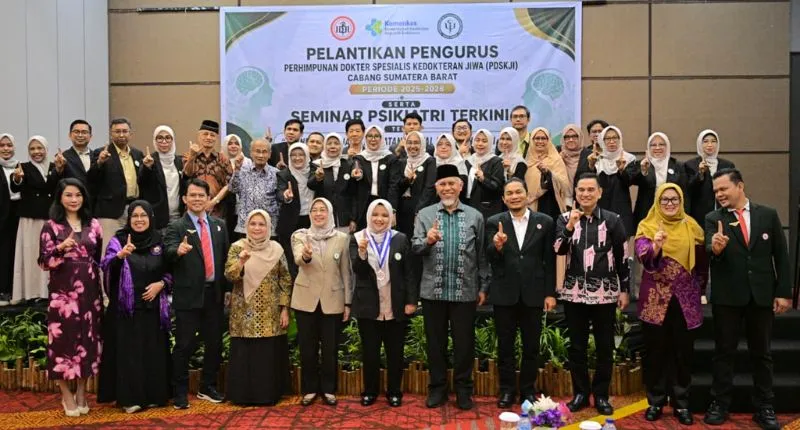 Gubernur Sumbar Mahyeldi Ansharullah bersama Pengurus Perhimpunan Dokter Spesialis Kedokteran Jiwa Indonesia (PDSKJI) Cabang Sumbar periode 2025–2028.(poto: padangkita.com).