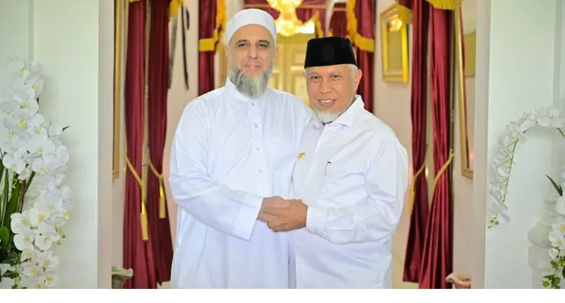 Gubernur Sumbar Mahyeldi Ansharullah bersama ulama dan pakar syariah asal Suriah, Syekh Abdul Al-Razzaq An-Najm.(poto: padangkita.com).