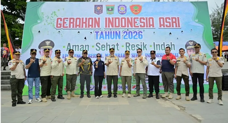 Gubernur Sumbar Mahyeldi Ansharullah bersama sejumlah pejabat saat menghadiri Gerakan Indonesia Asri (ASRI), Jumat (10/7/2026). (poto: padangkita.com). 