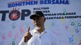 Gubernur Sumbar Mahyeldi Ansharullah saat menghadiri Festival Anak Sumbar dalam rangka Peringatan Hari Anak Nasional (HAN) ke-42 Tahun 2026.(poto: padangkita.com).