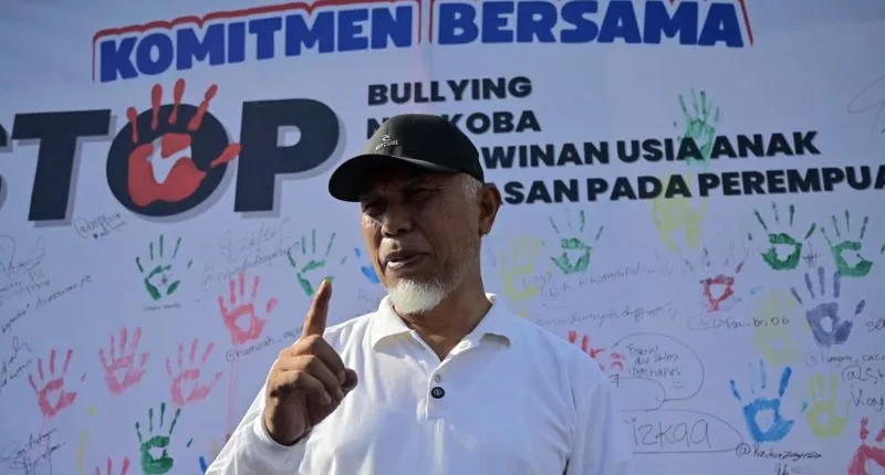 Gubernur Sumbar Mahyeldi Ansharullah saat menghadiri Festival Anak Sumbar dalam rangka Peringatan Hari Anak Nasional (HAN) ke-42 Tahun 2026.(poto: padangkita.com).