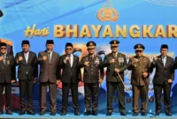 Gubernur Sumatera Barat (Sumbar), Mahyeldi Ansharullah, Wakil Gubernur, Vasko Ruseimy dan Kapolda Sumbar Komjen Pol Gatot Tri Suryanta serta pejabat lainnya usai Upacara Peringatan Hari Bhayangkara ke-80.( poto : padangkita.com )