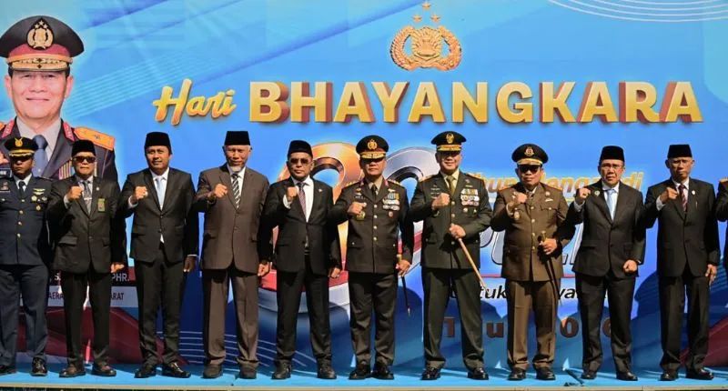 Gubernur Sumatera Barat (Sumbar), Mahyeldi Ansharullah, Wakil Gubernur, Vasko Ruseimy dan Kapolda Sumbar Komjen Pol Gatot Tri Suryanta serta pejabat lainnya usai Upacara Peringatan Hari Bhayangkara ke-80.( poto : padangkita.com )