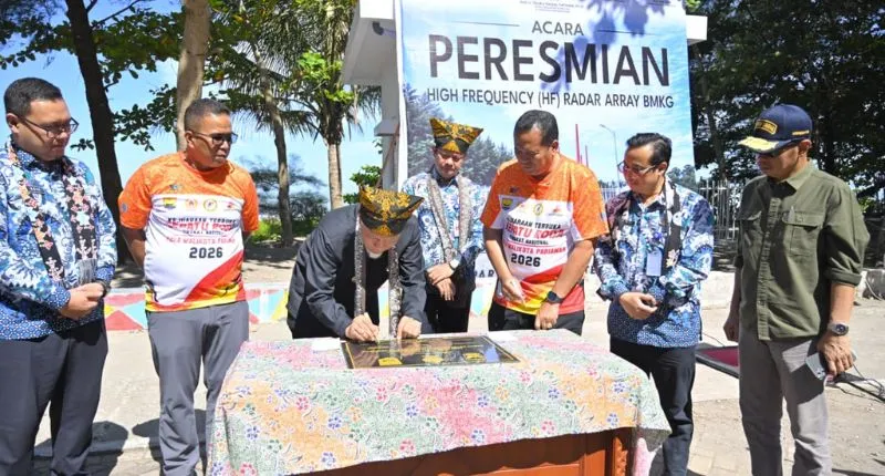 Gubernur Sumatera Barat (Sumbar) Mahyeldi Ansharullah meresmikan operasional High Frequency (HF) Radar Array Badan Meteorologi, Klimatologi dan Geofisika (BMKG) di Pantai Taman Anas Malik.( poto: padangkita.com )