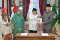Gubernur Sumbar Mahyeldi Ansharullah saat menghadiri penyerahan hibah buku sastra klasik Tamil dari Pemerintah Tamil Nadu.(poto: padangkita.com).