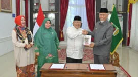 Gubernur Sumbar Mahyeldi Ansharullah saat menghadiri penyerahan hibah buku sastra klasik Tamil dari Pemerintah Tamil Nadu.(poto: padangkita.com).