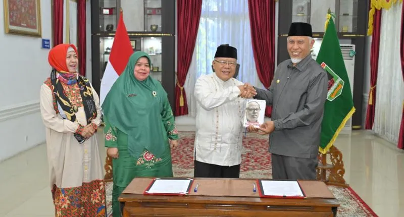 Gubernur Sumbar Mahyeldi Ansharullah saat menghadiri penyerahan hibah buku sastra klasik Tamil dari Pemerintah Tamil Nadu.(poto: padangkita.com).