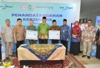 Mahyeldi Ansharullah, menyaksikan penandatanganan nota kesepahaman (MoU) antara PT Bank Nagari dan PT Muda Medika Mandiri, sekaligus meresmikan PEC Premium Clinic di Rumah Sakit Padang Eye Center.(poto: padangkita.com).