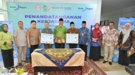 Mahyeldi Ansharullah, menyaksikan penandatanganan nota kesepahaman (MoU) antara PT Bank Nagari dan PT Muda Medika Mandiri, sekaligus meresmikan PEC Premium Clinic di Rumah Sakit Padang Eye Center.(poto: padangkita.com).