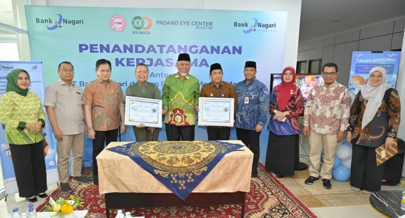 Mahyeldi Ansharullah, menyaksikan penandatanganan nota kesepahaman (MoU) antara PT Bank Nagari dan PT Muda Medika Mandiri, sekaligus meresmikan PEC Premium Clinic di Rumah Sakit Padang Eye Center.(poto: padangkita.com).