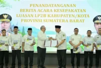 Pemerintah Provinsi Sumatera Barat (Sumbar) bersama seluruh atau 19 kabupaten/kota menandatangani Berita Acara Kesepakatan Luasan Lahan Pertanian Pangan Berkelanjutan (LP2B).( poto: padangkita.com).