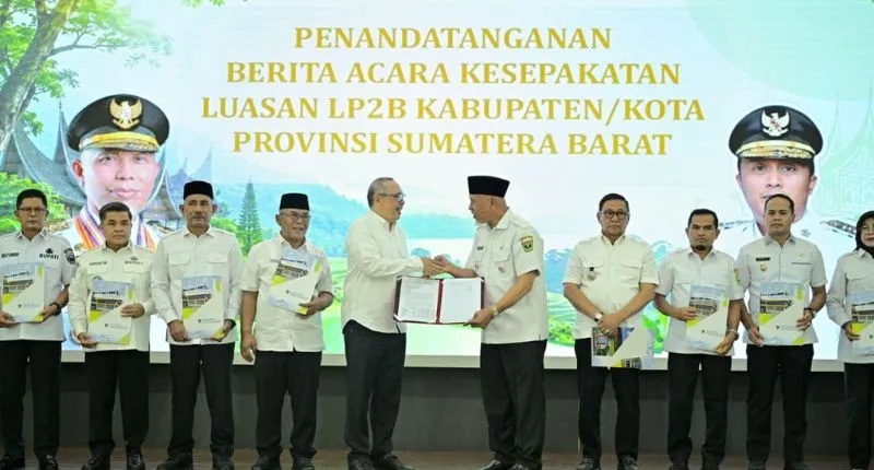 Pemerintah Provinsi Sumatera Barat (Sumbar) bersama seluruh atau 19 kabupaten/kota menandatangani Berita Acara Kesepakatan Luasan Lahan Pertanian Pangan Berkelanjutan (LP2B).( poto: padangkita.com).